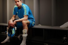 巴尔：全黑队的中场支柱，每次抢断和传球都为球队创造进攻机会