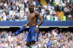 仰泳选手滑行段延长，技术动作顺畅，仰泳划水路线