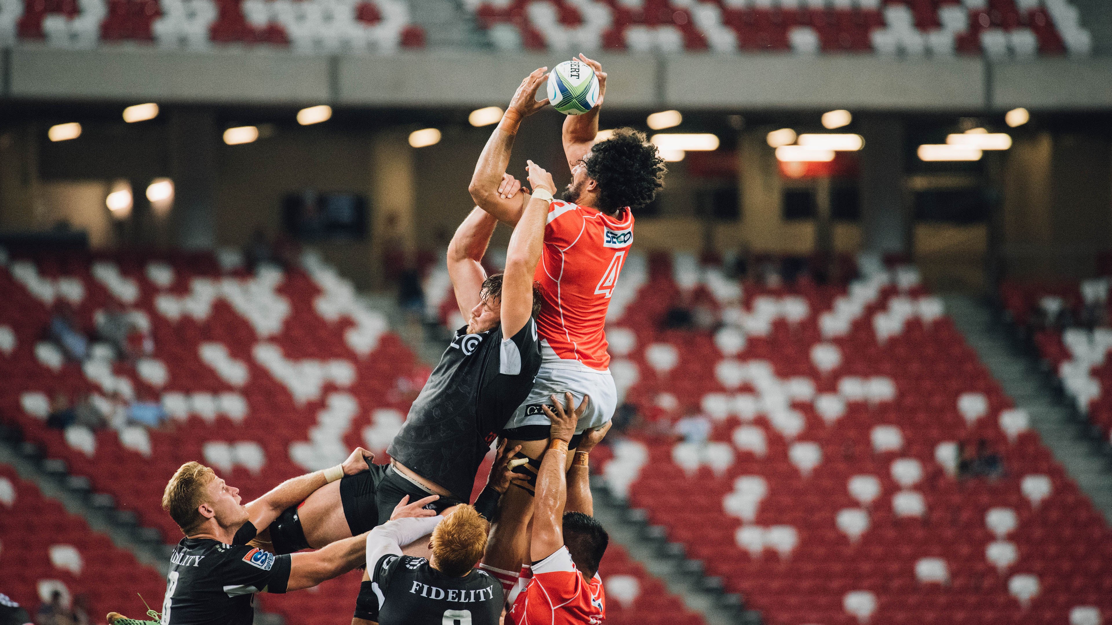 马刺球员赛后与小球迷合影温馨满满，马刺队球迷